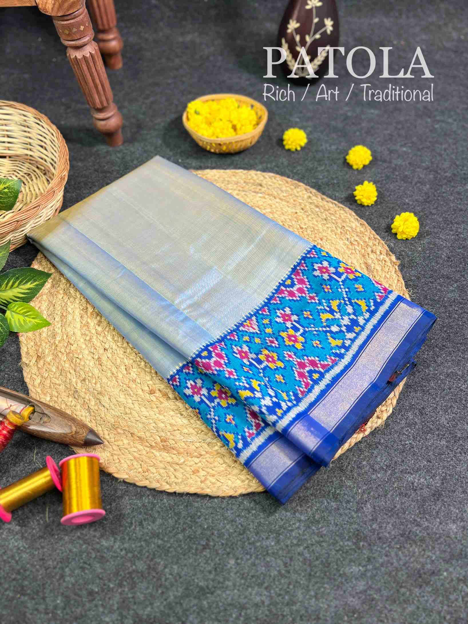 Handwoven Patola Silk Saree Plain Gala Border Secondary image