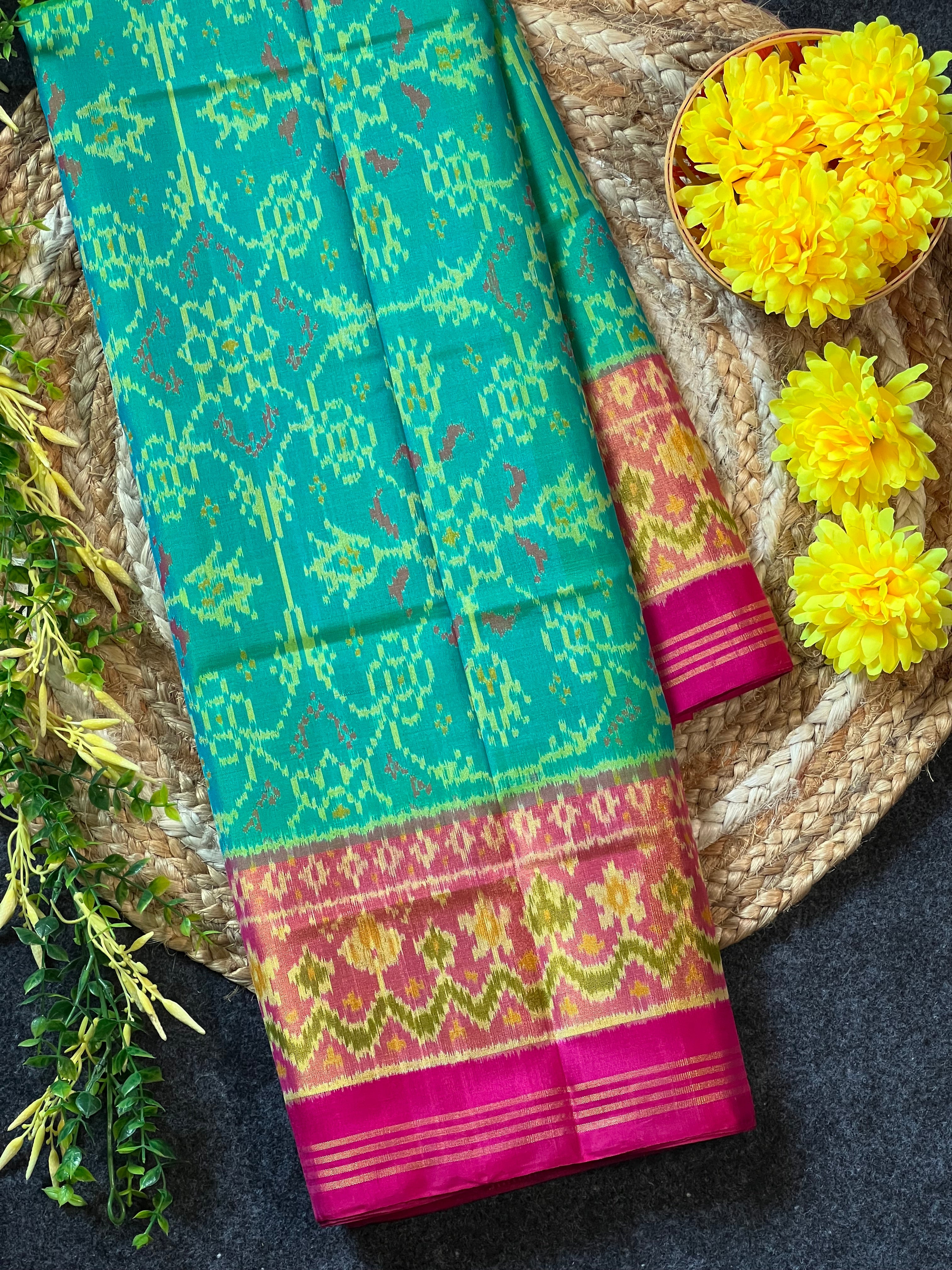 Handwoven Patola Silk Saree Chabadi Design Main image