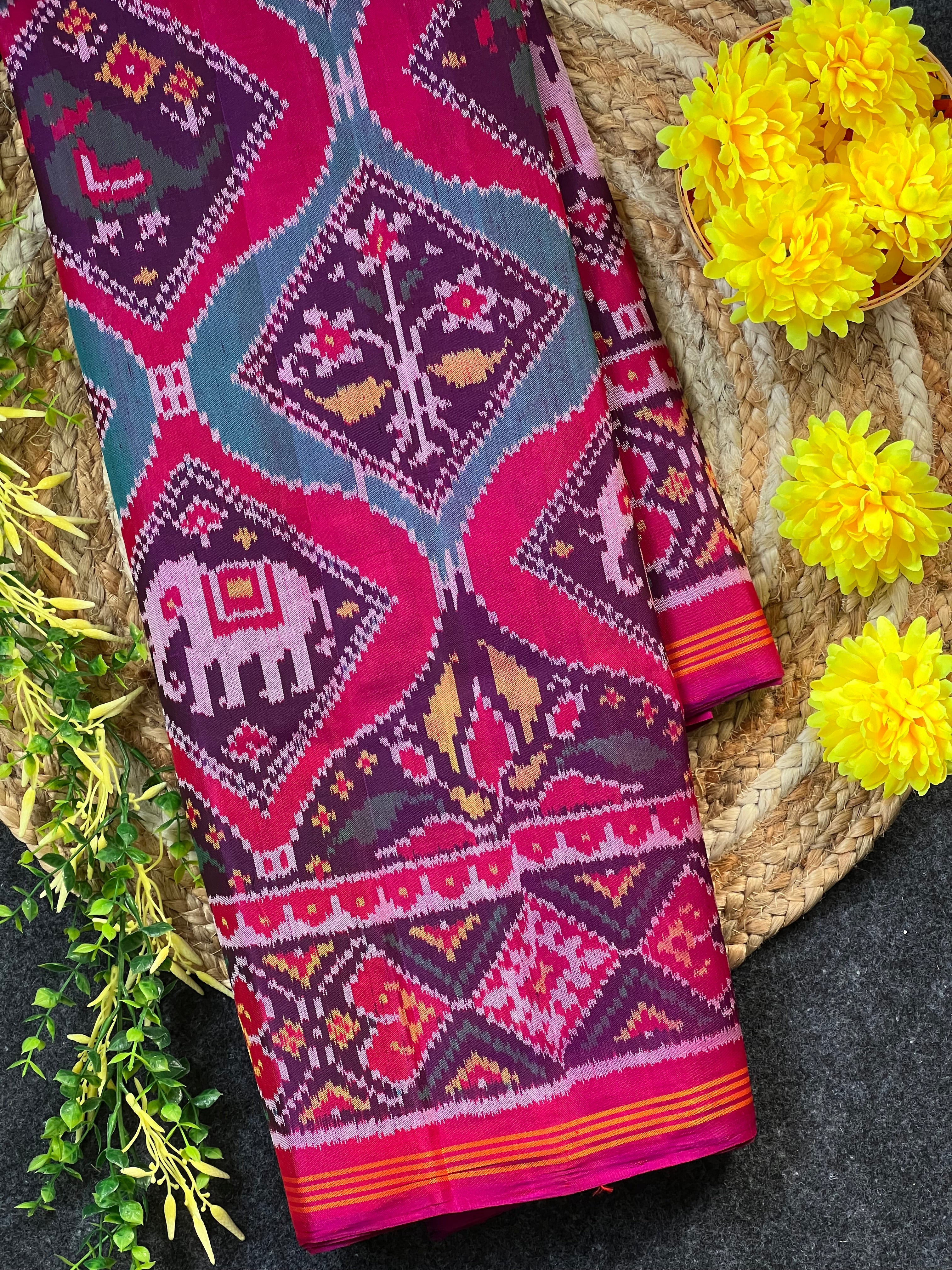 Exclusive Motif Design Handwoven Patola Silk Saree Main image