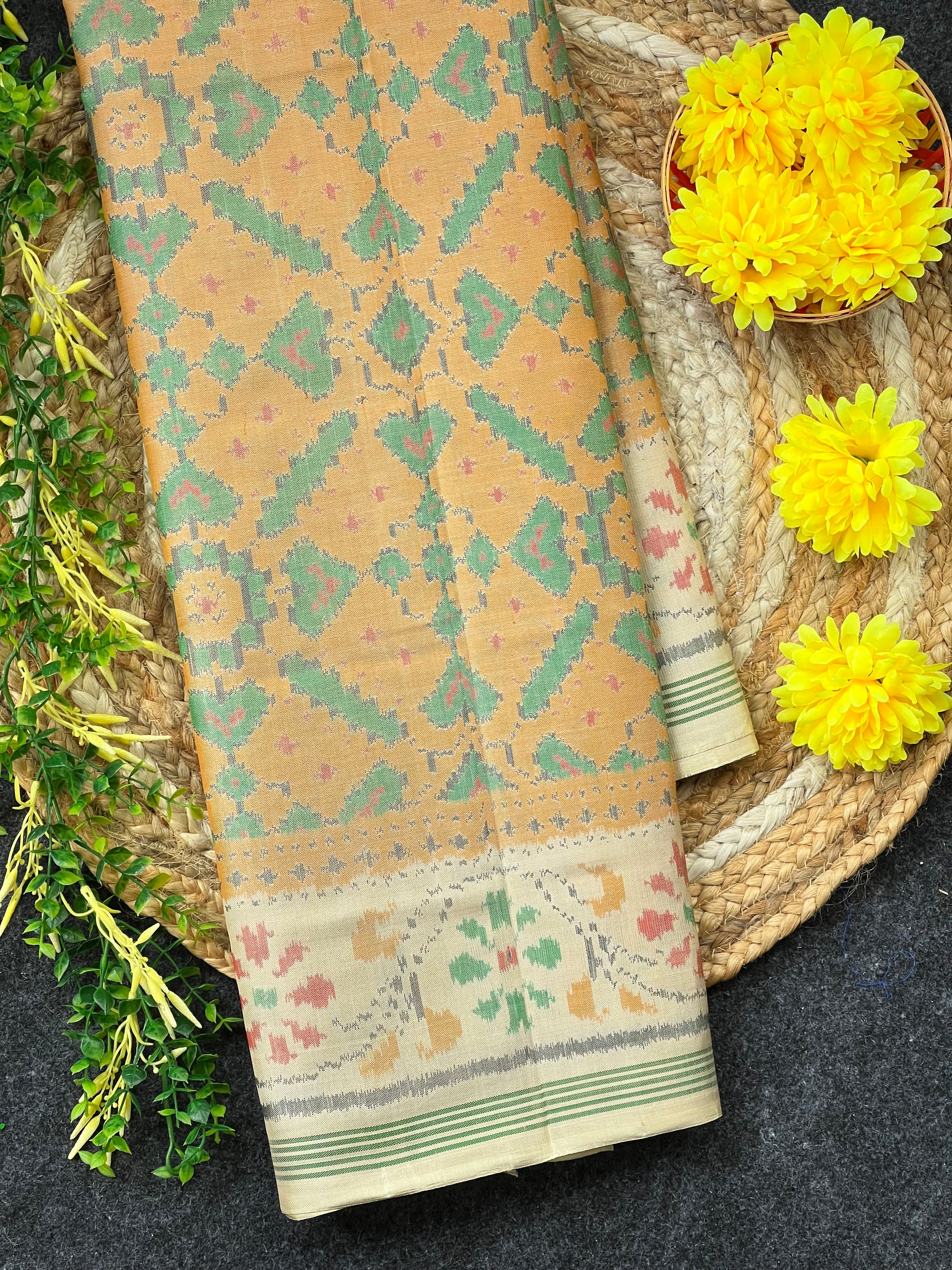 Manekchowk Traditional Design Handwoven Patola Silk Saree Main image