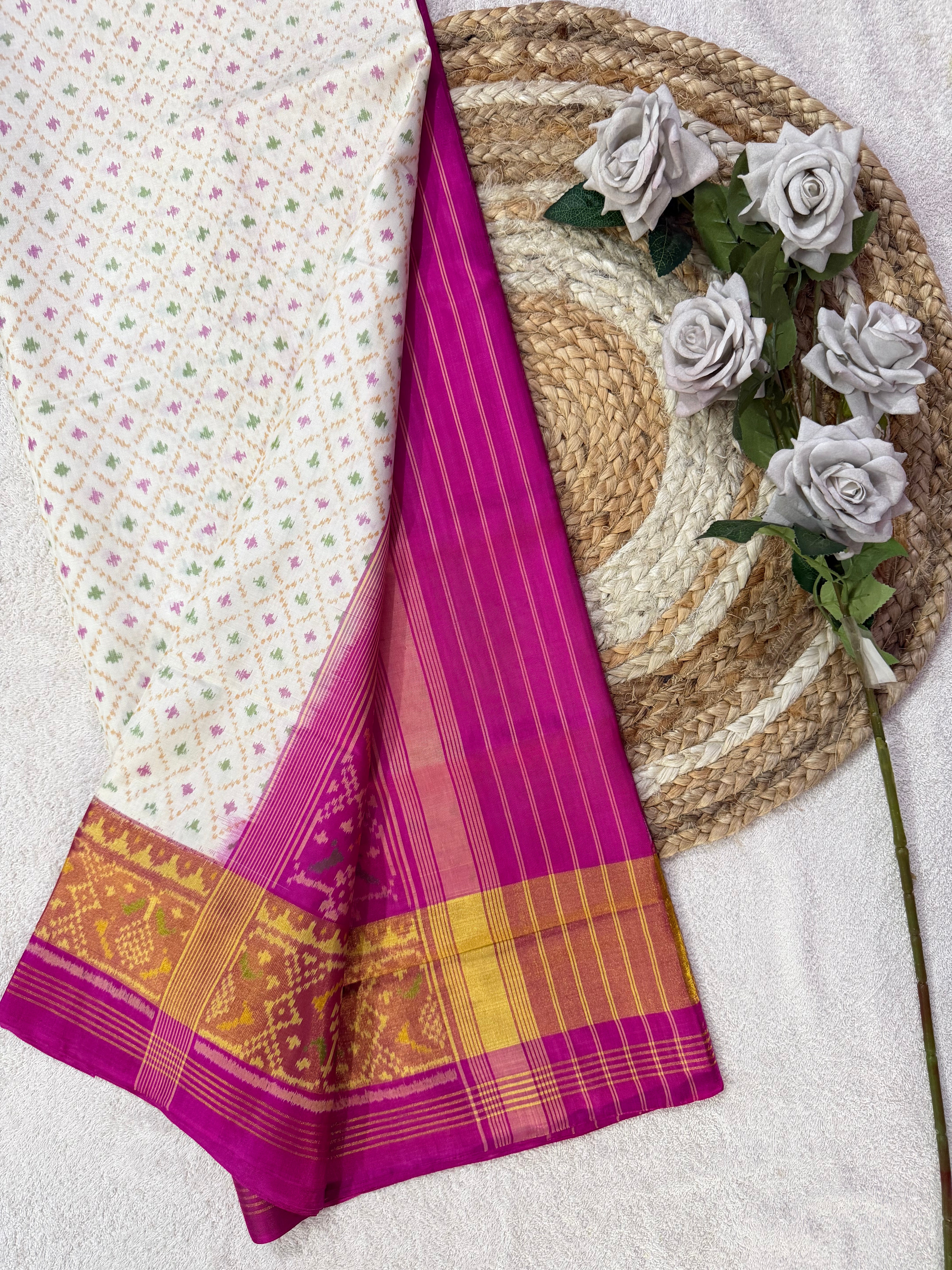White Daliyabhat Traditional Design Handwoven Patola Silk Saree Secondary image