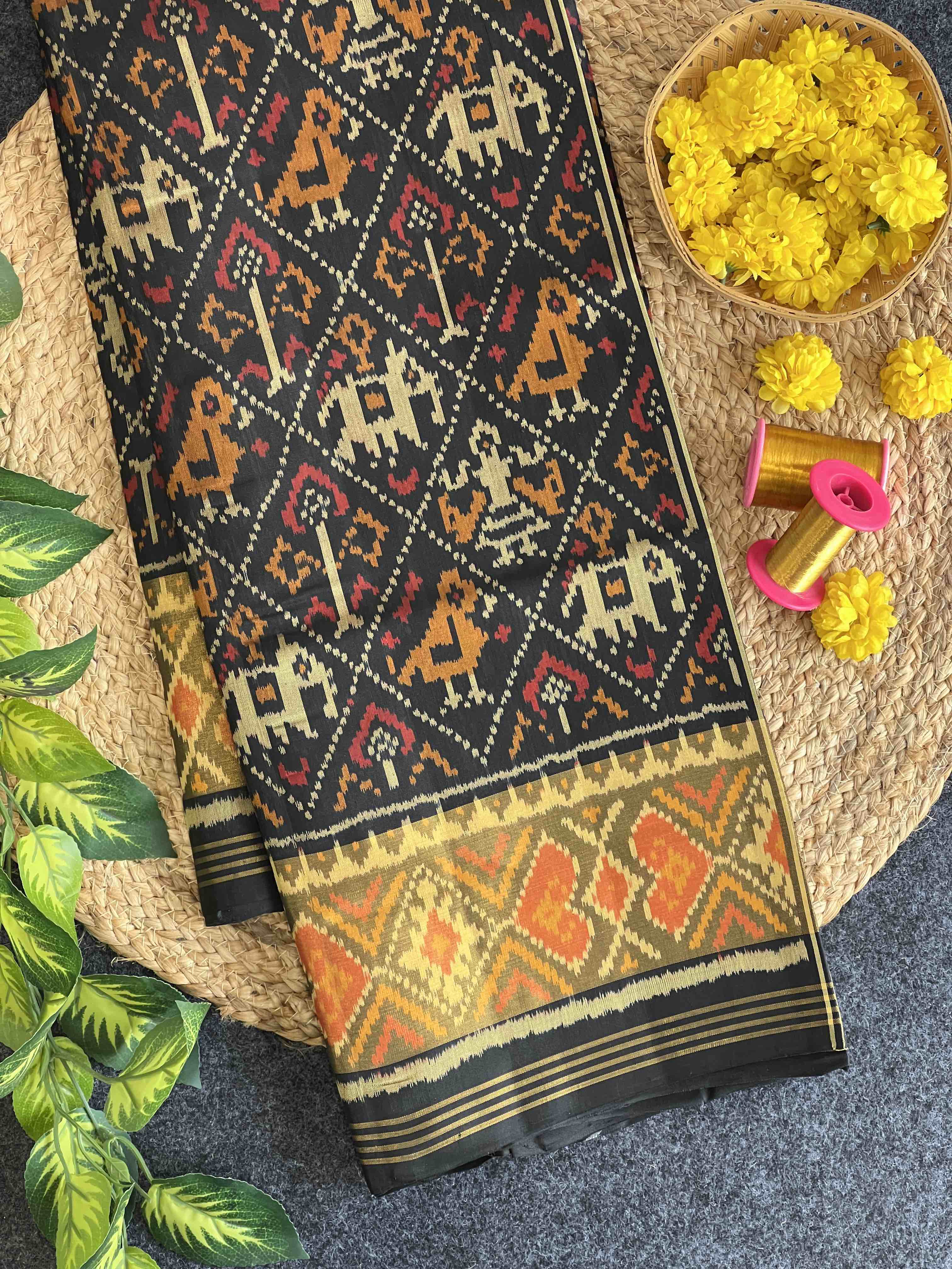 Narikunj Traditional Design Handwoven Patola Silk Saree Main image