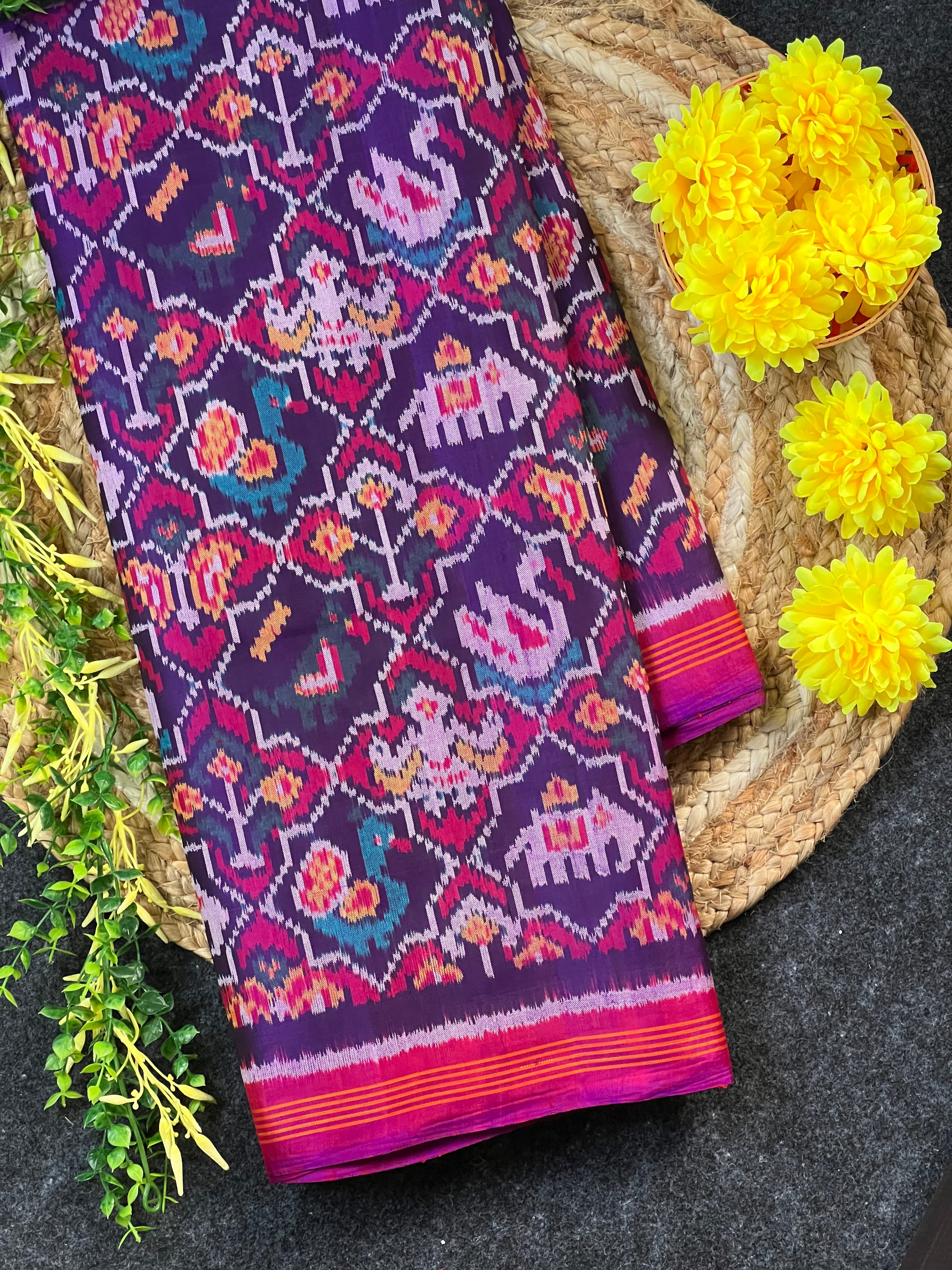 Motif Design Handwoven Patola Silk Saree Main image