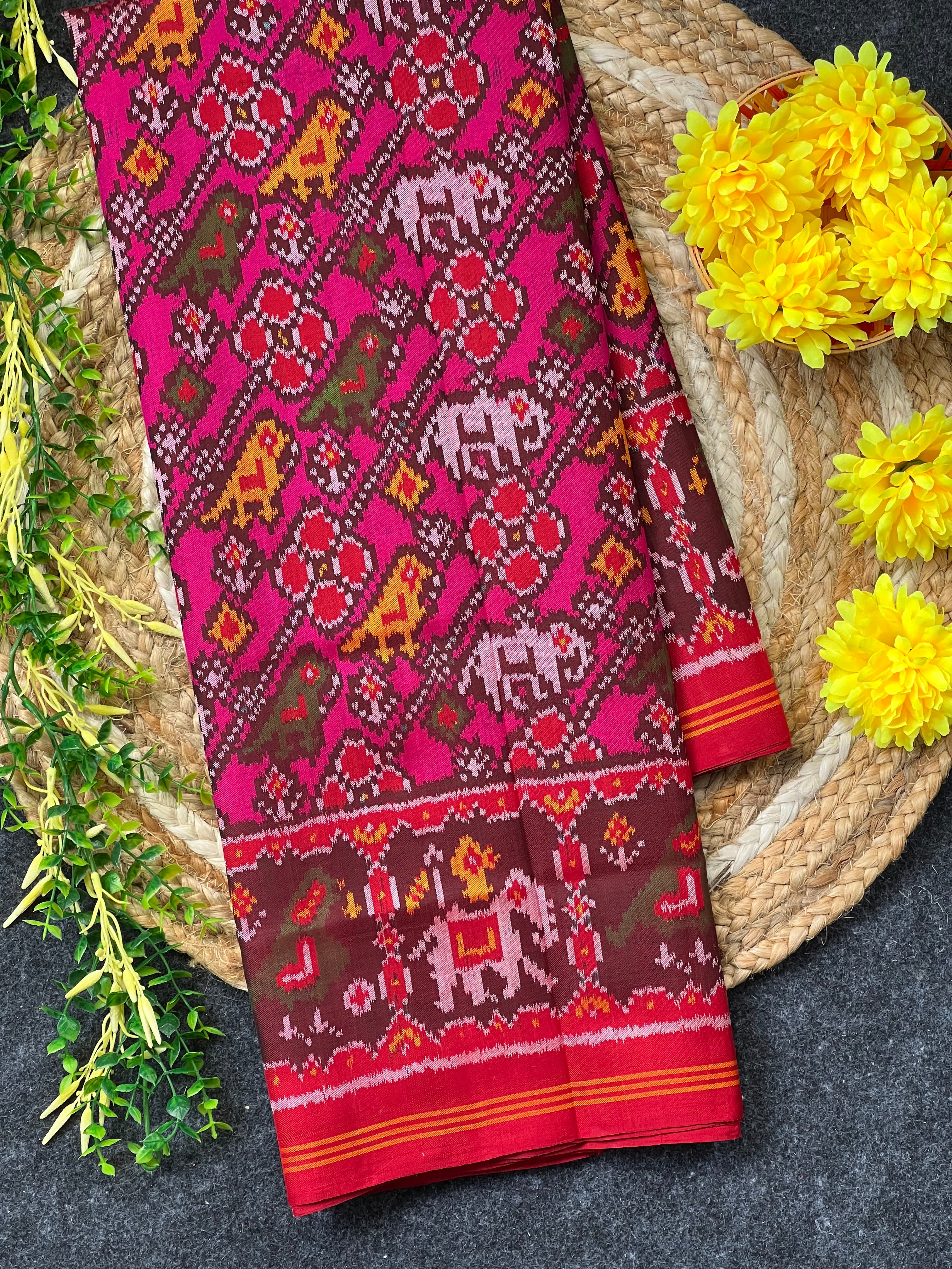 Laheriya With Motif Design Handwoven Patola Silk Saree Main image