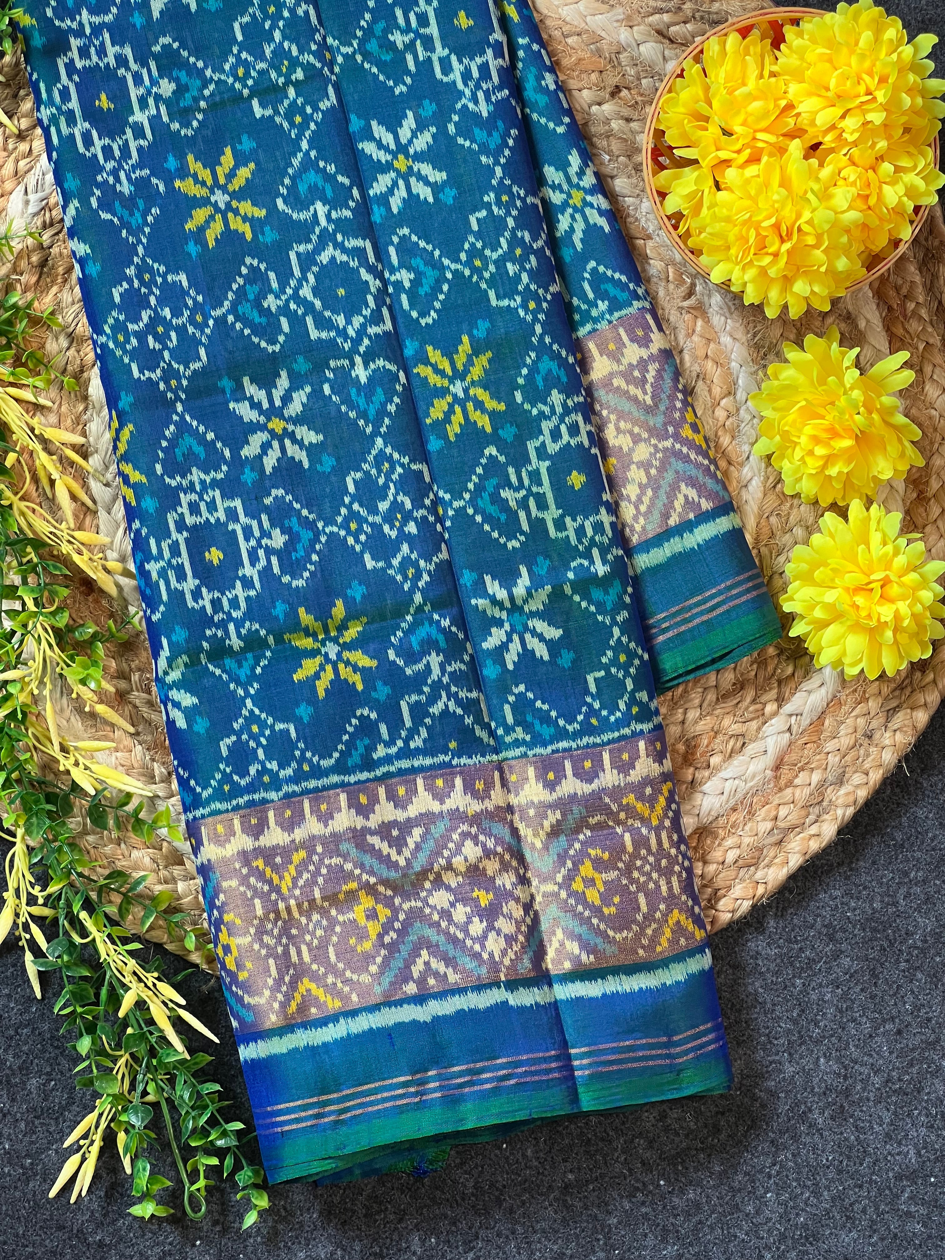 Manekchowk Design Handwoven Patola Silk Saree Main image