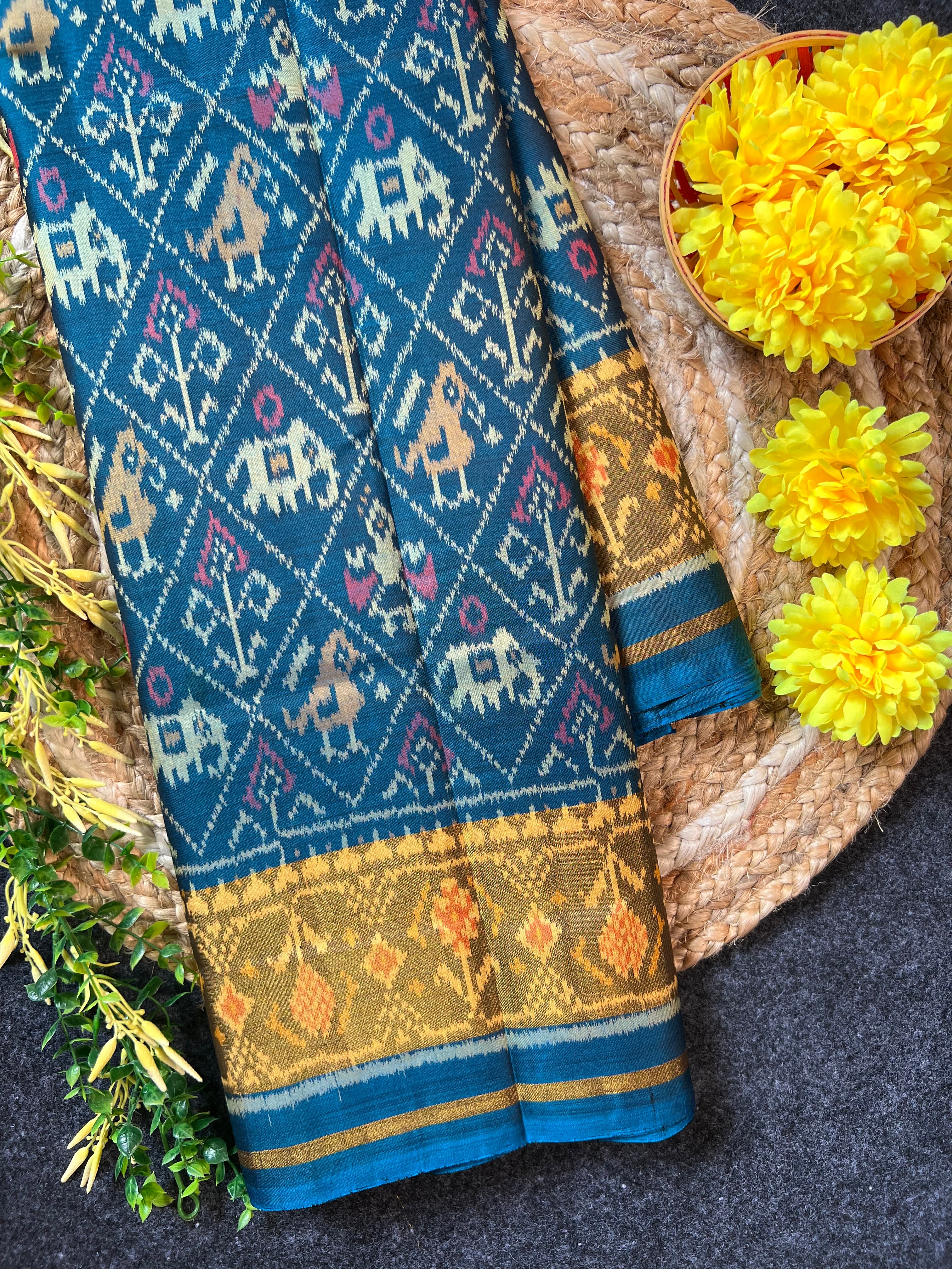 Narikunj Traditional Design Handwoven Patola Silk Saree Main image