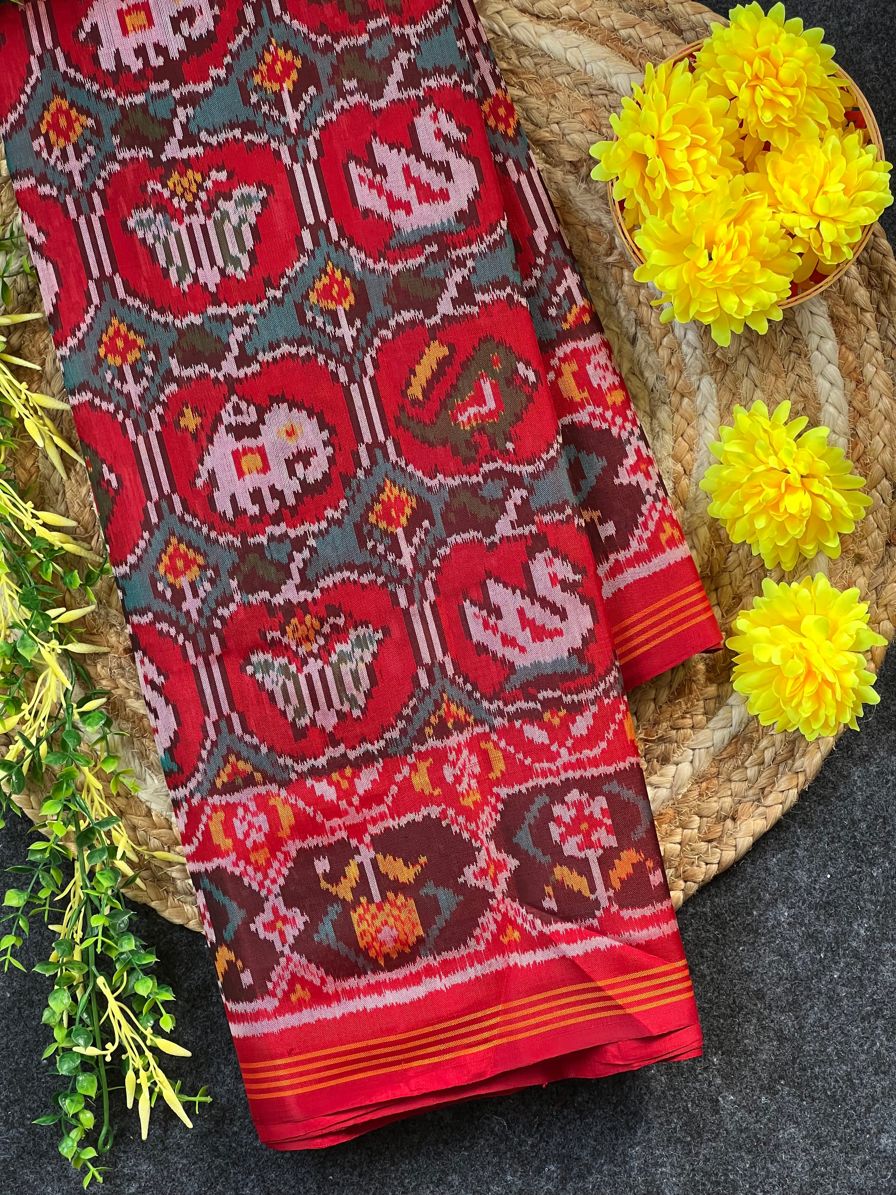 Exclusive Motif Design Handwoven Patola Silk Saree Main image