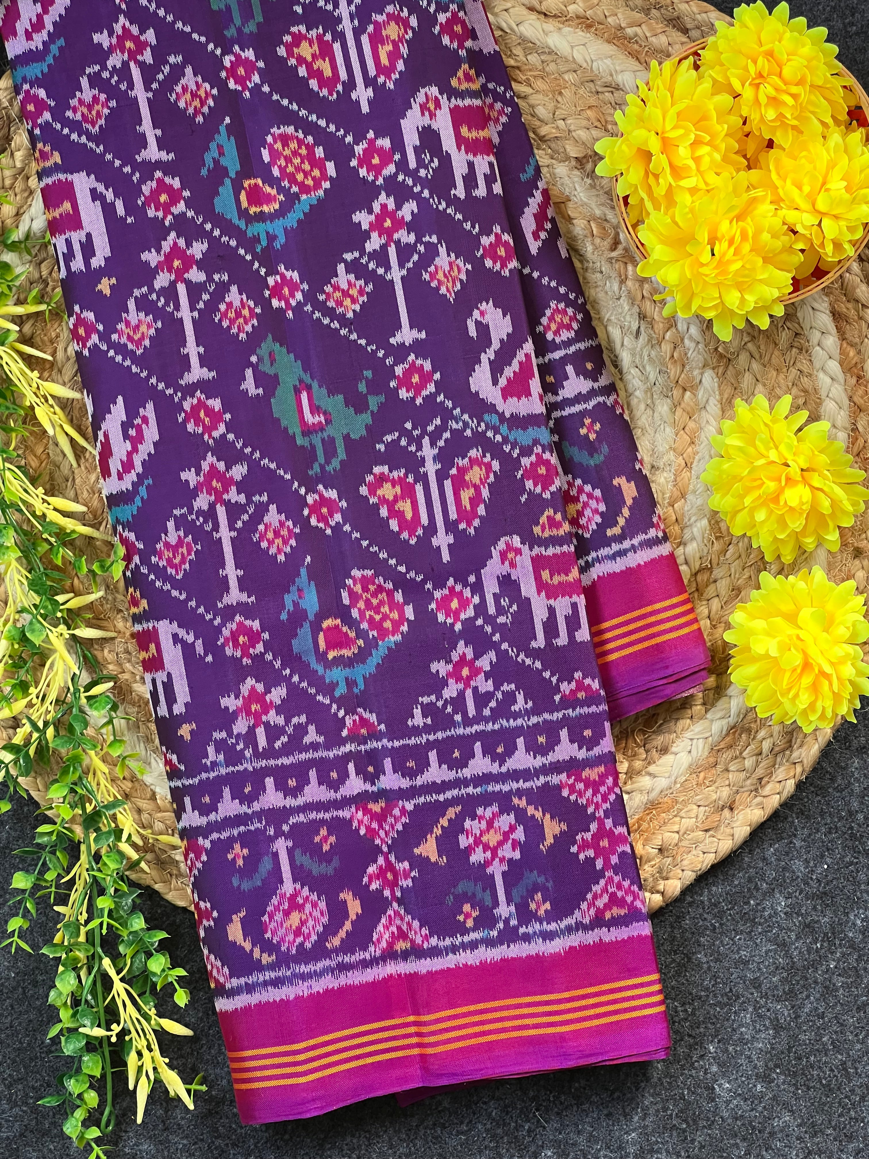 Laheriya Style Motif Design Handwoven Patola Silk Saree Main image