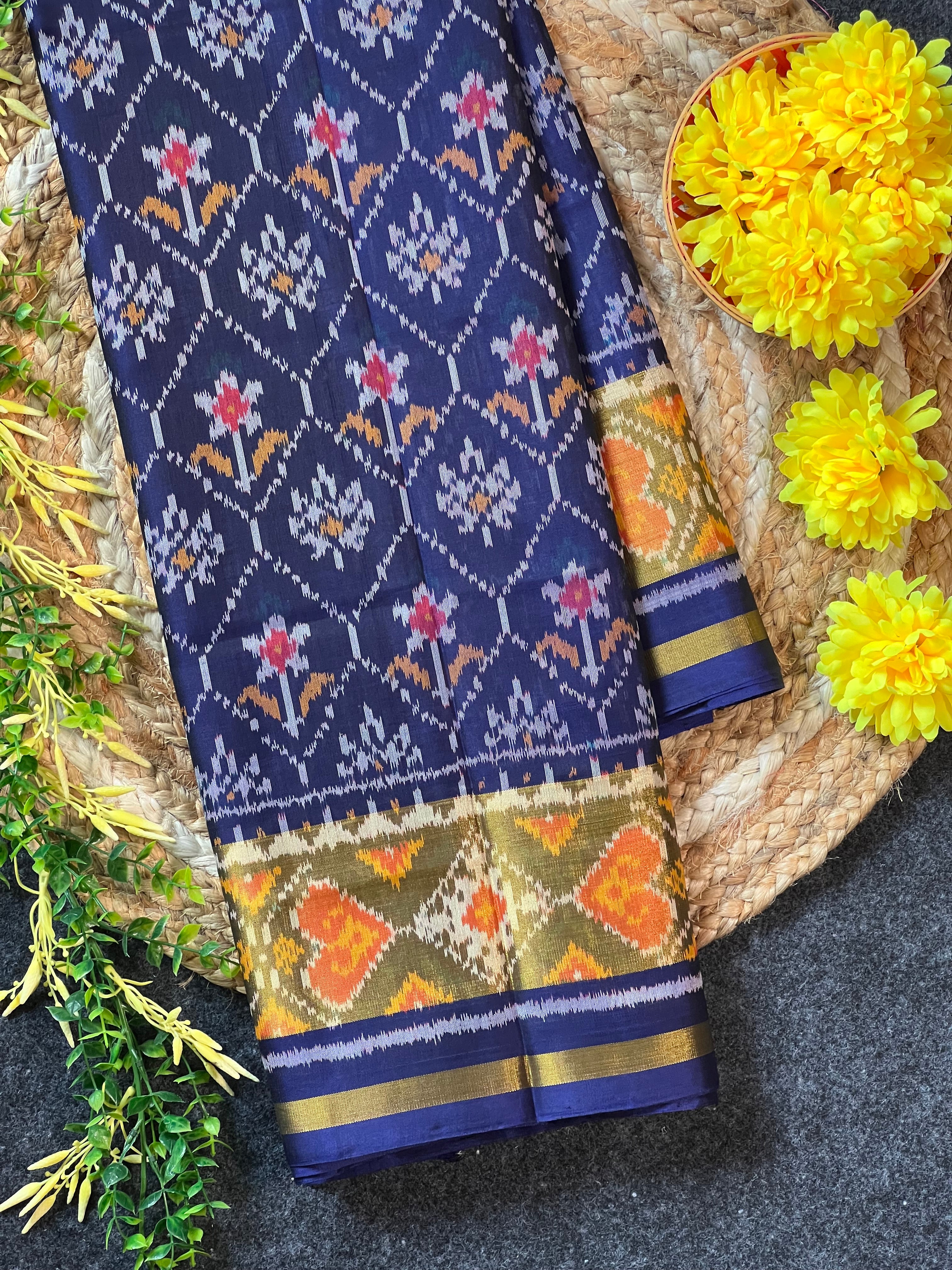 Flower Design Handwoven Patola Silk Saree Main image