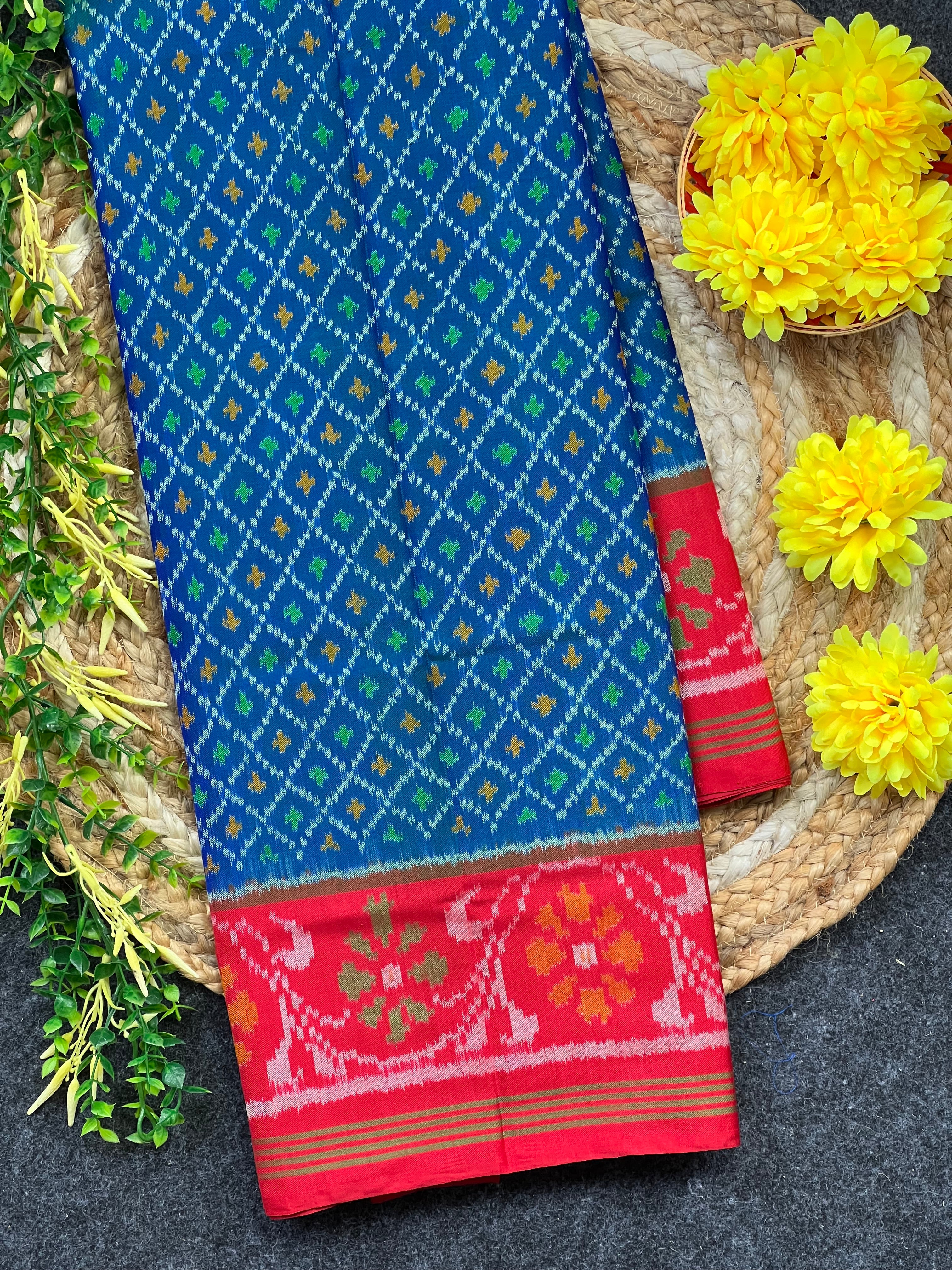 Button-Ful Traditional Design Handwoven Patola Silk Saree Main image