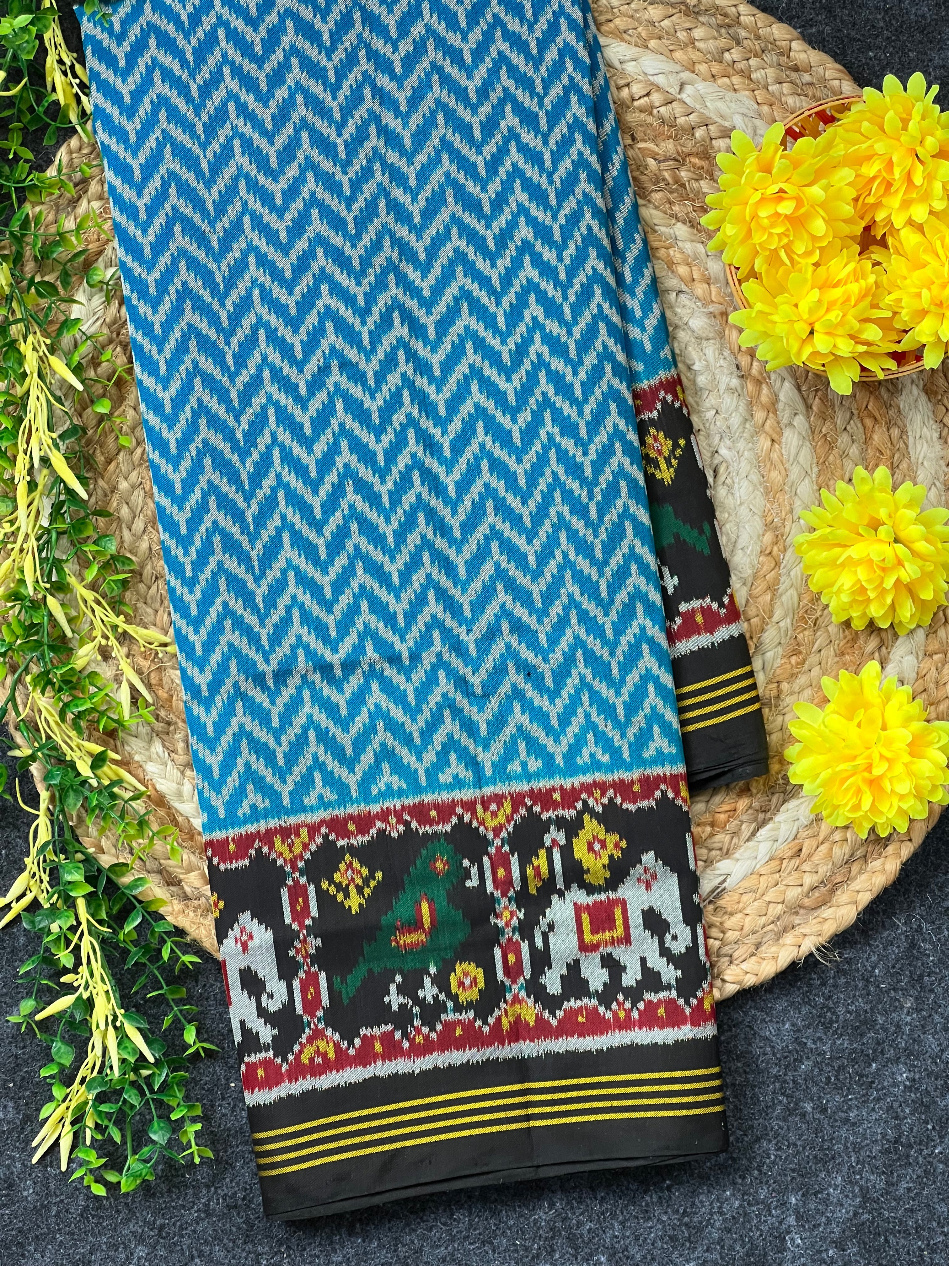 Laheriya Design Handwoven Patola Silk Saree Main image