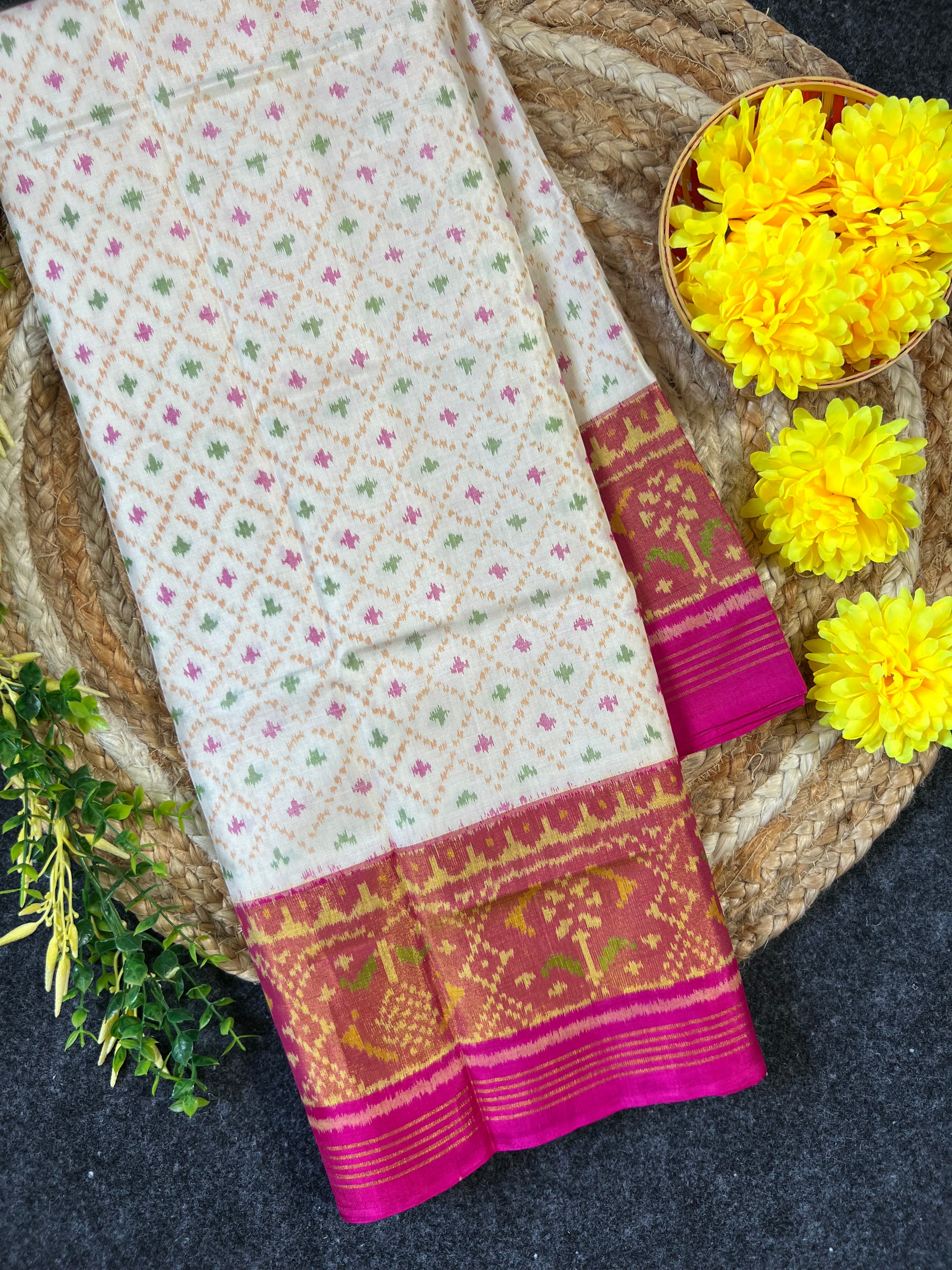 White Daliyabhat Traditional Design Handwoven Patola Silk Saree