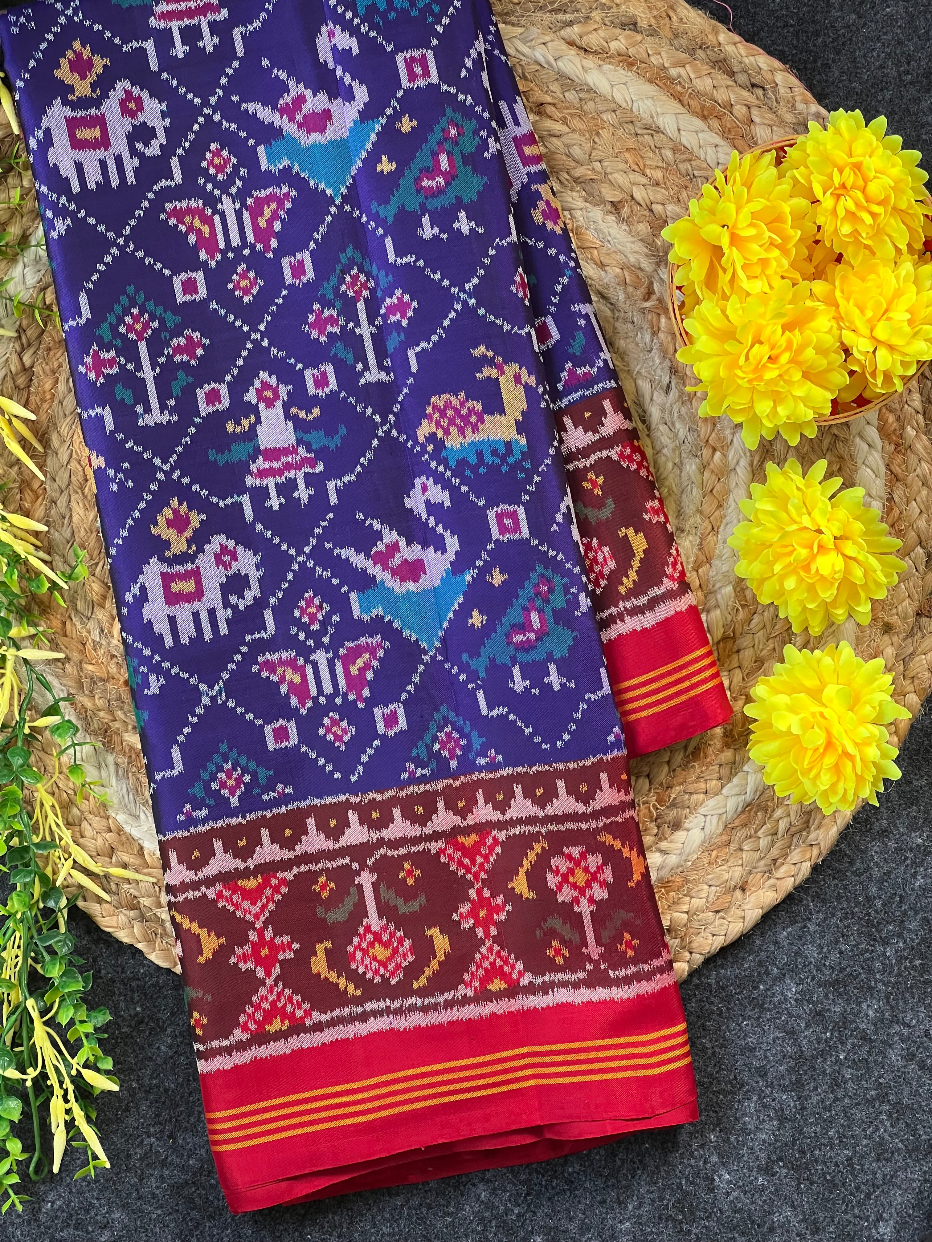 Exclusive Motif Design Handwoven Patola Silk Saree Main image